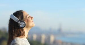 Audibleを聞く女性